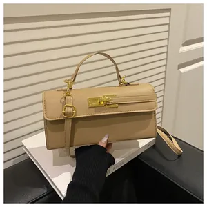 Détail d'un mini sac kaki texturé avec fermoir doré et bandoulière réglable