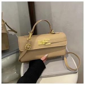 Détail du mini sac camel montrant le grain de cuir et le fermoir doré rotatif