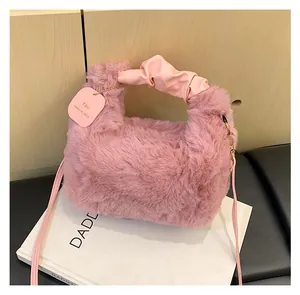 Detail der rosa Plüsch-Schultertasche mit wolkenförmigem Ledergriff und weicher Textur