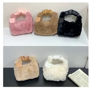 Detail von fünf flauschigen Plüsch-Handtaschen in Pink, Braun, Schwarz, Beige und Weiß