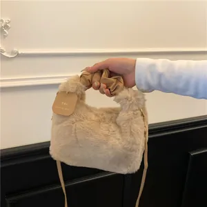 Elegante beige Plüsch-Handtasche mit gerafftem Ledergriff und goldenem Anhänger