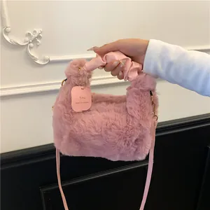 Rosa Kunstpelz-Handtasche mit Satin-Raffgriff und abnehmbarem Schultergurt