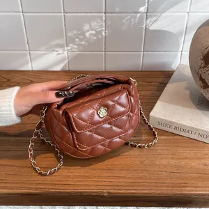 Gevoerde bruine PU-lederen crossbodytas met ketting en bloemvormige metalen gesp