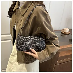 Detalle del bolso de hombro con estampado de leopardo, cadena vintage y cremallera