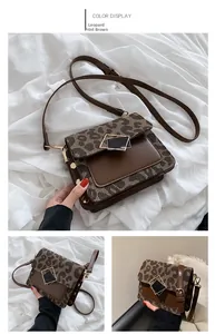 Dettaglio della borsa a tracolla Leopard Brown con finiture dorate e tessuto leopardato
