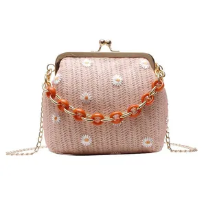 Borsa a tracolla rosa in paglia con ricamo a margherita e catena in metallo oro