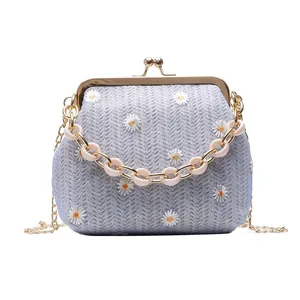 Borsa a tracolla in paglia con ricamo a margherite e chiusura a scatto vintage dorata