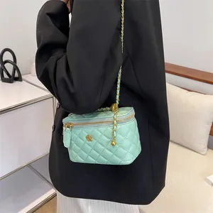 Muntgroene gewatteerde crossbodytas met gouden bloem en stijlvolle ketting