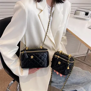 Zwarte gewatteerde crossbodytas met goudkleurige bloem en luxe kettingriem