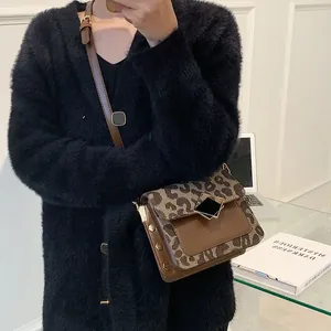 Piccola borsa a tracolla quadrata alla moda con stampa leopardata e inserti in pelle marrone