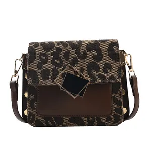 Borsa a tracolla leopardata con finiture in pelle marrone e fibbia geometrica dorata