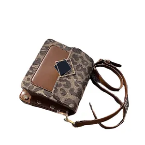 Borsa a tracolla leopardata con patta in pelle marrone e fibbia in metallo dorato alla moda