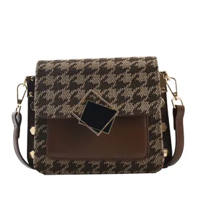 Borsa a tracolla quadrata con motivo pied-de-poule in pelle marrone e fibbia dorata chic