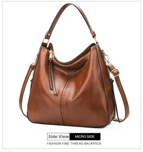 Seitenansicht der dunkelbraunen Hobo-Tasche mit glänzendem Leder und Metallreißverschluss