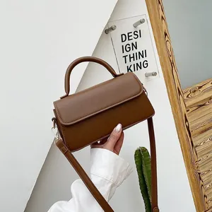 Sac bandoulière rectangulaire marron rétro avec poignée et crochets dorés, décor minimaliste