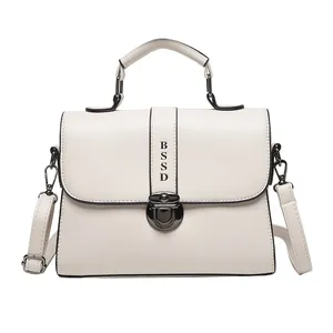 Minimalistische beige vierkante crossbody tas met leertextuur en metalen gesp
