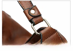 Nahaufnahme der goldenen U-Hardware und des Lederriemens mit Litschi-Struktur bei Tasche