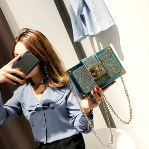 Bolso de lentejuelas azul pavo real con cadena dorada y cierre metálico vintage