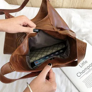 Bolso cubo vintage de piel de cocodrilo sintética marrón con gran capacidad y textura