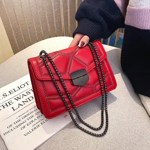 Sac bandoulière en cuir matelassé rouge avec rivets noirs et bandoulière en chaîne
