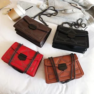 Sacs carrés à chaîne et rivets pour femmes en quatre couleurs, cuir PU souple et chic