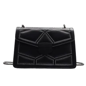 Sac bandoulière noir avec motif à clous argentés et bandoulière chaîne élégante
