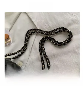 Gros plan sur un sac à bandoulière matelassé noir avec chaîne en métal doré et cuir