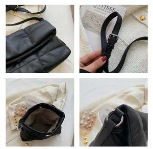 Detalle de bolso de cuero acolchado negro con hebilla dorada y forro de tela suave
