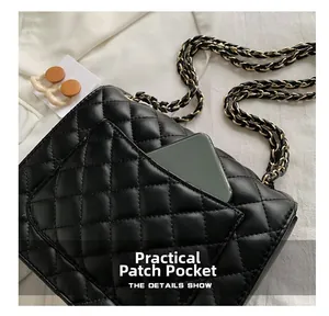 Détail de la poche arrière d'un sac cabas noir matelassé contenant un smartphone