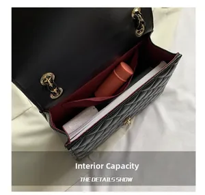 Gros plan sur le compartiment intérieur rouge spacieux et la texture matelassée du sac