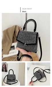 Details der schwarzen Strass-Handtasche mit silbernen Nieten und Schultergurt