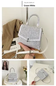 Detail der cremeweißen Mini-Tasche mit glänzenden Strasssteinen und PU-Griff