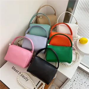 Sacs bandoulière chic en cuir souple avec chaînes de perles en divers coloris