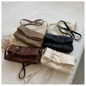 Detalle de bolsos de hombro en cuero PU acolchado en cuatro elegantes colores neutros