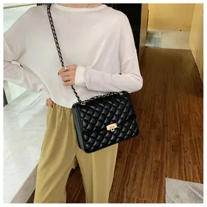 Détail du sac bandoulière en cuir matelassé noir avec fermoir doré et bandoulière