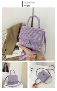 Detailansicht der lila Strass-Umhängetasche mit silbernem Griff und Trageriemen