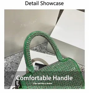 Detail der grünen Wildledertasche mit silbernen Nieten am Griff und Metallbeschlägen
