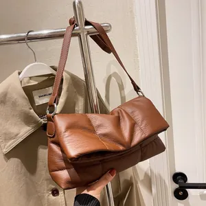 Bolso de hombro acolchado de cuero marrón a la moda con correa elegante para mujer