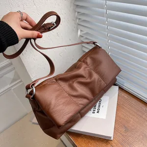 Bolso de hombro chic de cuero marrón con diseño plisado horizontal y correa ajustable