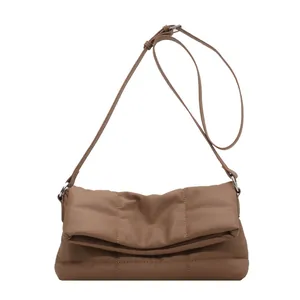 Bolso de hombro acolchado marrón en cuero sintético con solapa y correa ajustable