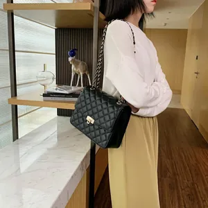 Sac fourre-tout classique en cuir noir matelassé avec bandoulière chaîne dorée