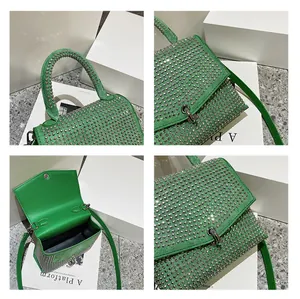 Makrodetail der grünen Strasshandtasche mit Kristalloberfläche und Innenfutter-Struktur