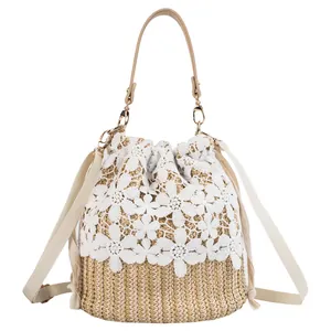 Sac seau en dentelle tissée avec base en paille et fleurs blanches pour look de plage