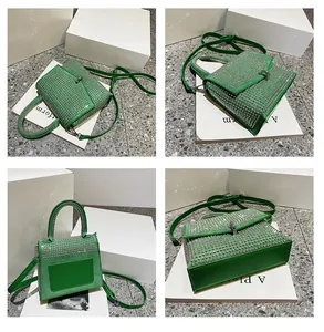 Detailansichten einer grünen Mini-Handtasche mit funkelnder Kristalloberfläche und Glanz