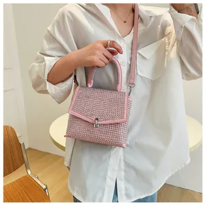 Detailansicht einer rosa Strass-Umhängetasche mit Silberperlen und Metallring-Verschluss
