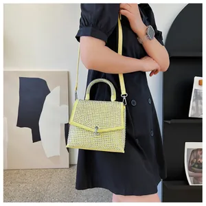 Detailansicht der gelben Strass-Mini-Tasche mit silberner Schnalle und rundem Griff