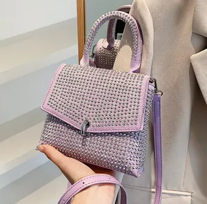 Elegante hellviolette Strass-Handtasche mit Silbernieten und modischem Obergriff