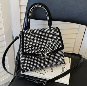 Funkelnde schwarze Strass-Umhängetasche mit silbernen Kristallen und Metallgriff
