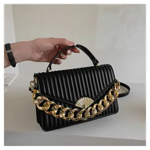 Detail der schwarzen gesteppten Handtasche mit goldener Kette und Metallverschluss