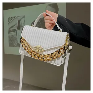 Detailansicht der weißen Stepphandtasche mit goldener Kette und Metallverschluss